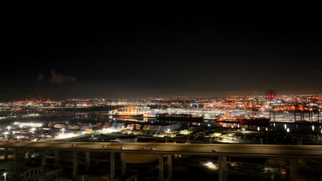 Autopista-Y-Patio-De-Embarque-Del-Puerto-De-Long-Beach-Por-La-Noche---Paso-Elevado-Aéreo-Deslizante