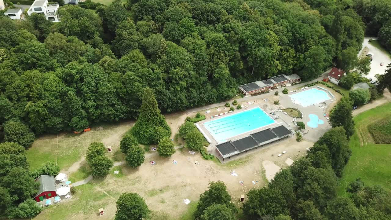 piscina al aire libre en un valle, alemania, mirando hacia la colina junto a ella