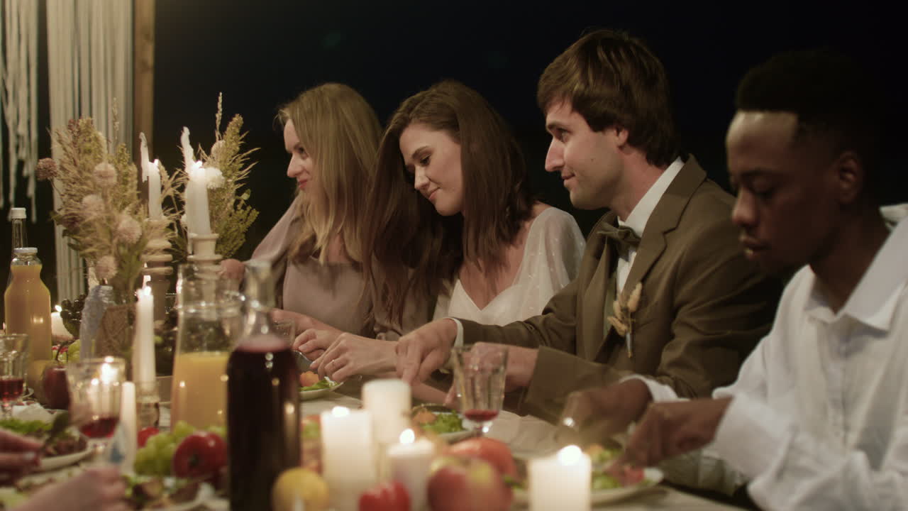 결혼식 파티에 참석한 사람들