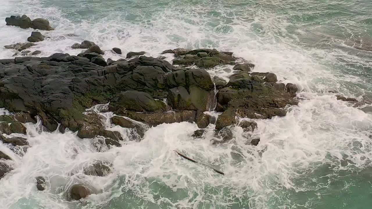 un dron aéreo captura poderosas olas oceánicas en cámara lenta en la costa rocosa de la bahía de looc, filipinas