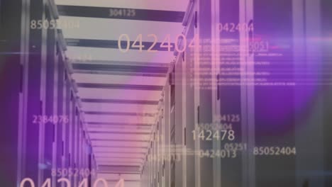animación de números cambiantes y lenguaje informático en la sala del servidor