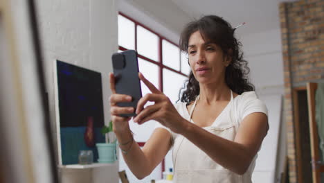 Mensajes-De-Texto-De-Mujer-Birracial-En-Su-Teléfono-En-Casa,-Con-Espacio-Para-Copiar