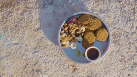 Galletas-Y-Café-En-El-Tiro-Superior-Del-Desierto