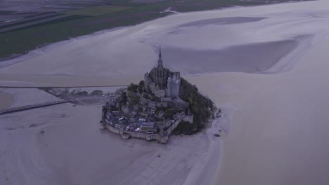 mont saint michel a la marea baja con nubes, aero