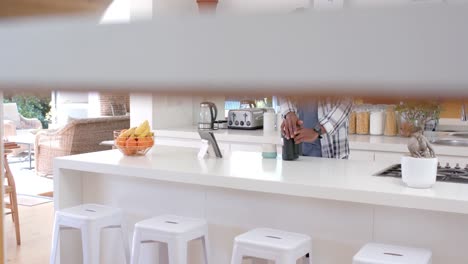 hombre afroamericano haciendo café en la cocina, cámara lenta
