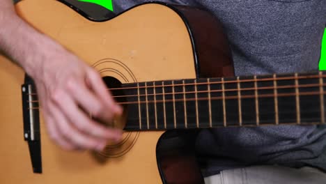 músico masculino tocando la guitarra