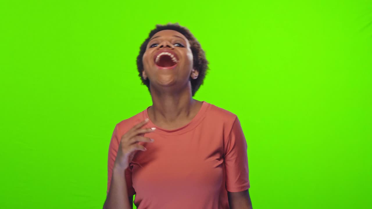 una joven afroamericana se ríe después de escuchar un chiste o una anécdota en el estudio.