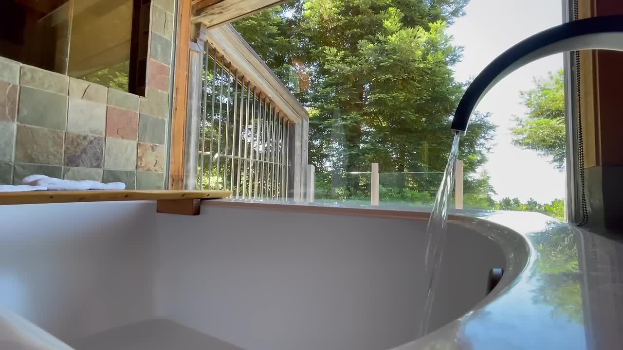 물을 채우고 있는 욕조