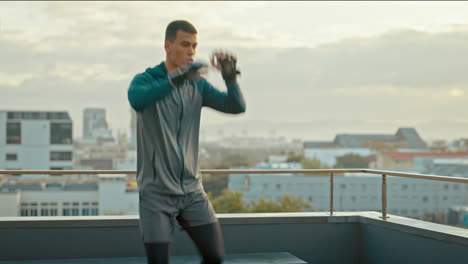 ciudad, fitness y entrenamiento de boxeador en la azotea