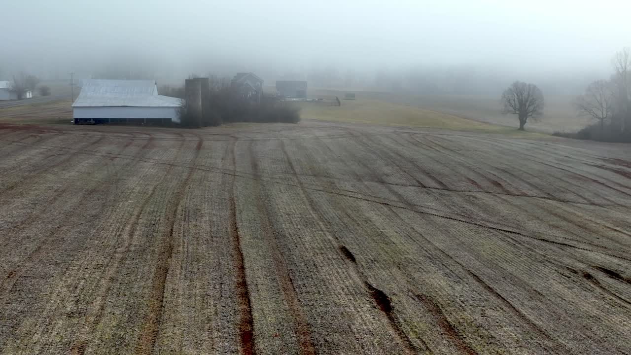 escena de la granja de invierno en soledad en el condado de yadkin nc, antena de carolina del norte