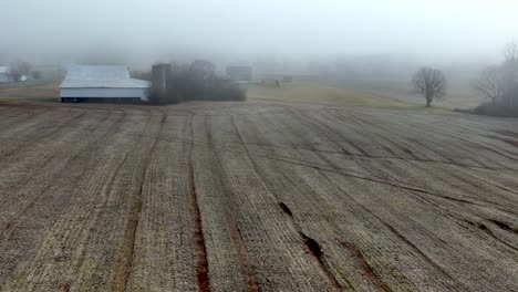 Escena-De-La-Granja-De-Invierno-En-Soledad-En-El-Condado-De-Yadkin-Nc,-Antena-De-Carolina-Del-Norte