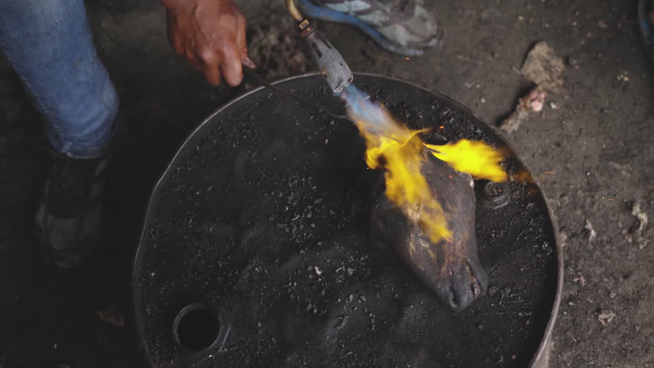고기를 태우는 아프리카인