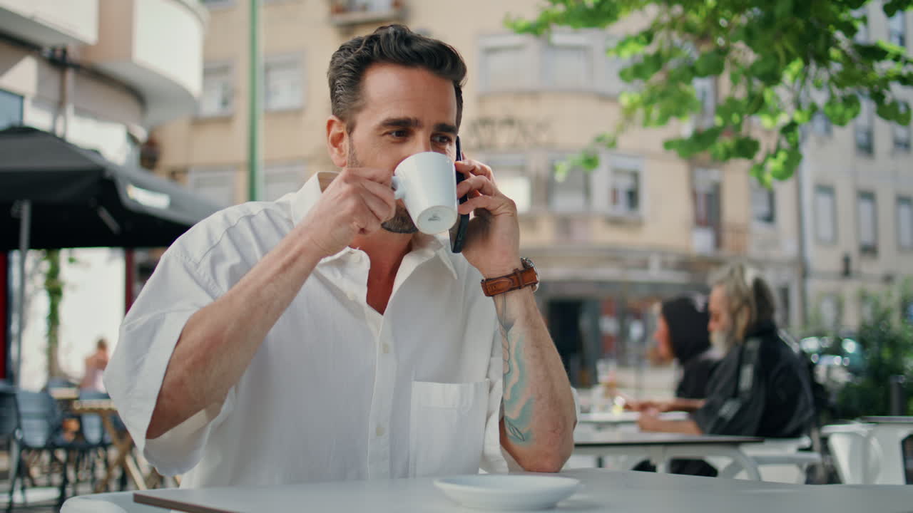 empleado sonriente llamando a la cafetería de teléfono móvil de cerca. hombre bebiendo espresso