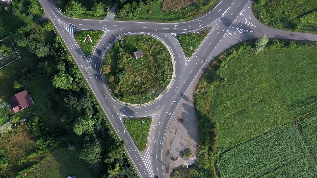 el tráfico de automóviles y camiones en la carretera de circunvalación es una vista aérea de arriba.