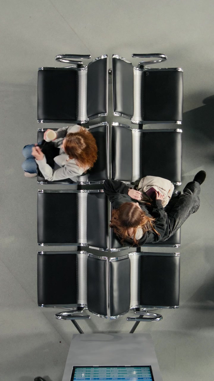 Vista dall'alto di passeggere in attesa nel terminal dell'aeroporto.