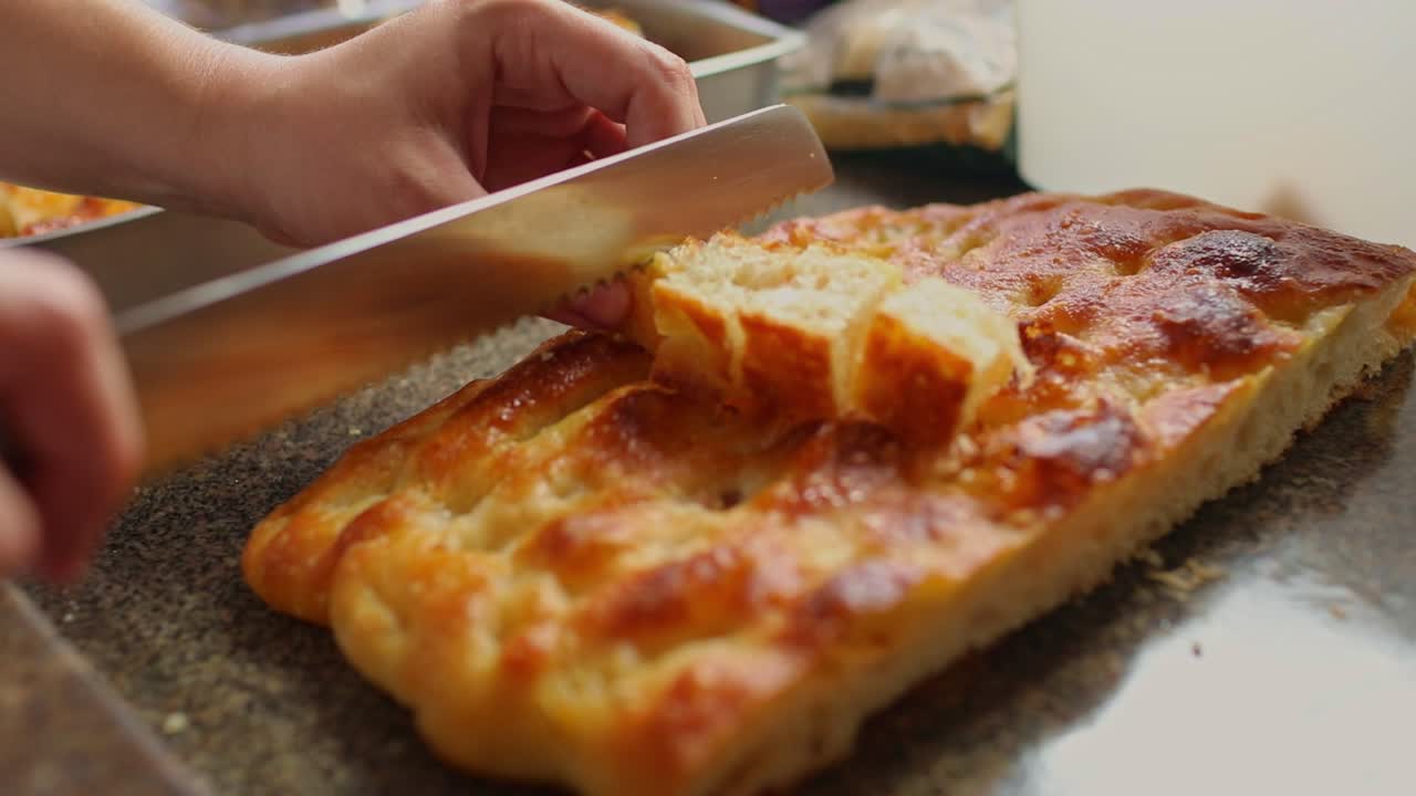 카사바 빵을 한 입 크기의 큐브로 자르기 - 아마존 열대우림의 유기농 농장에서 수확한 재료