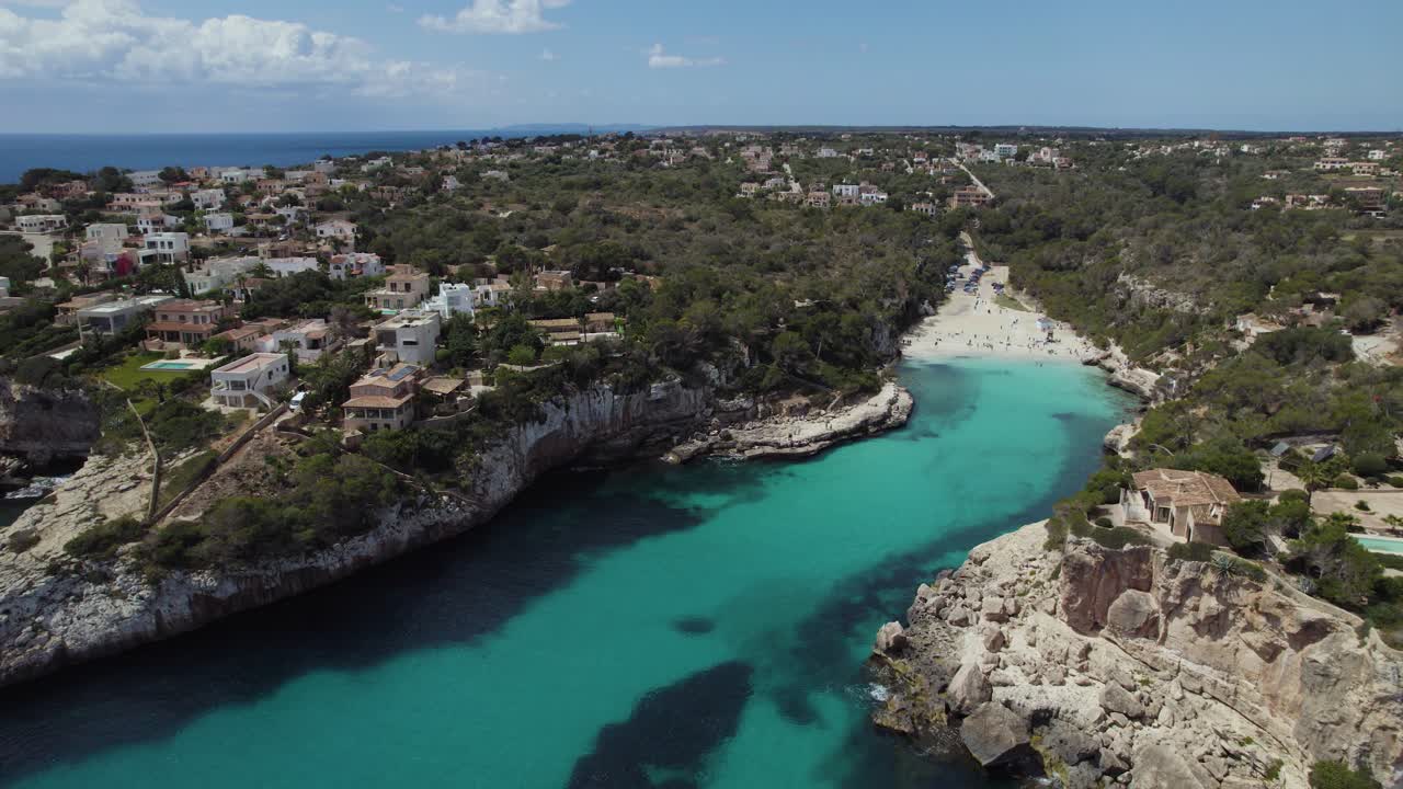 Luftfoto af Cala Llombards Beach Cove Lagoon på Mallorcas kyst