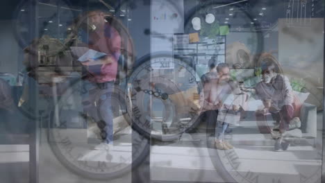 animación de relojes moviéndose sobre diversos colegas hablando en la oficina