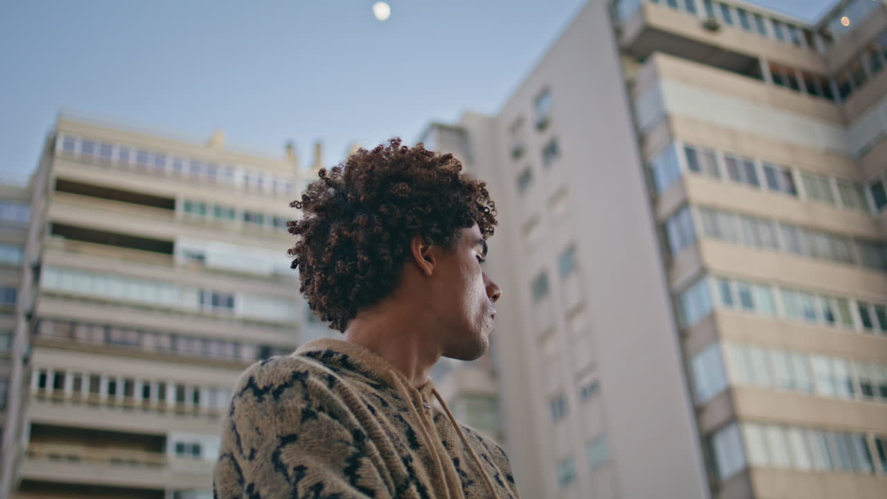 hombre pensativo fumando paisaje urbano de cerca hipster latinoamericano pensativo