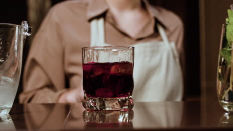 barman sirviendo una bebida