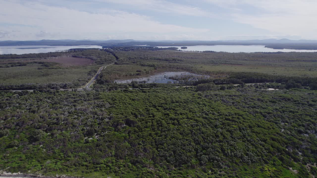 호주 뉴사우스웨일즈의 백사장이 있는 7마일 해변 - 공중 드론 샷
