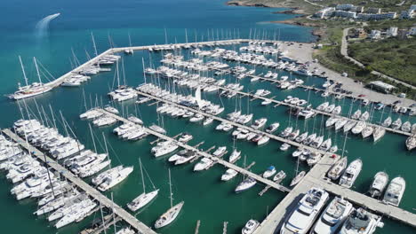 un dron captura un puerto en grecia, lleno de barcos blancos