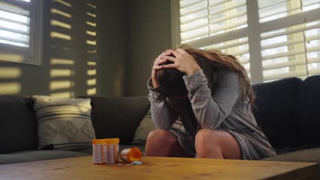 la mujer sufre una enfermedad de salud mental y toma medicamentos