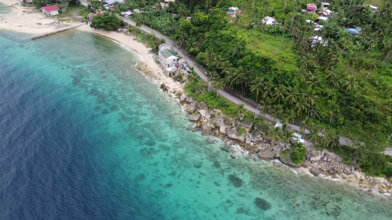 필리핀 세부 섬 의 푸른 초록색 해변 기 ?? 에서 열대 해안 도로 를 따라 투크 투크 를 운전 하고 있다