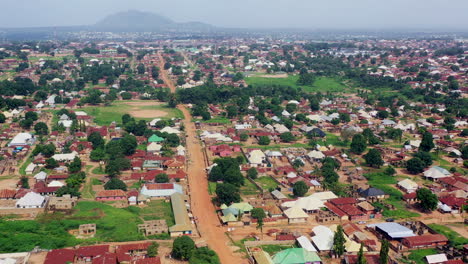 Caminos-De-Tierra-Roja-En-Un-Suburbio-Rural-De-La-Ciudad-De-Gboko,-Nigeria,-África-Occidental---Vista-Aérea-En-Aumento