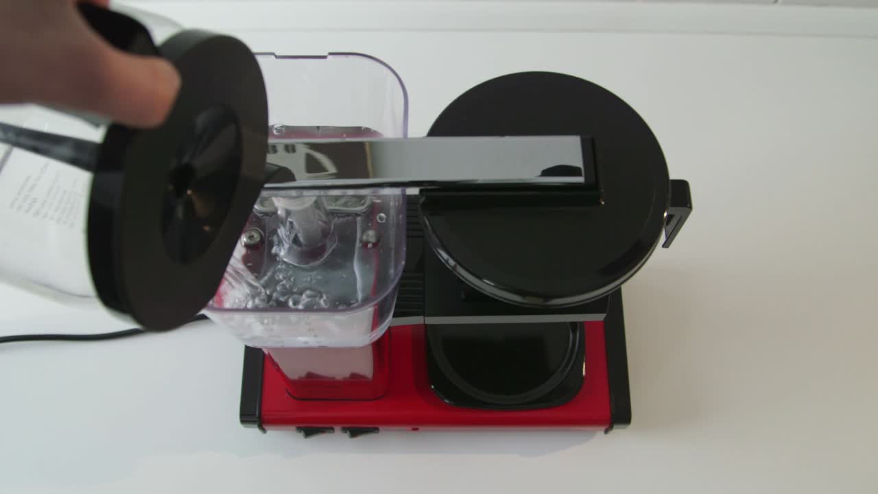 작업을 위해 복고풍 커피 머신 준비