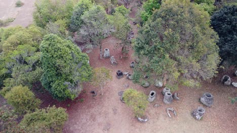 Llanura-De-Tinajas,-Vuelo-Aéreo-Sobre-Estructuras-Megalíticas-Dispersas-En-La-Selva,-Phonsavanh,-Laos