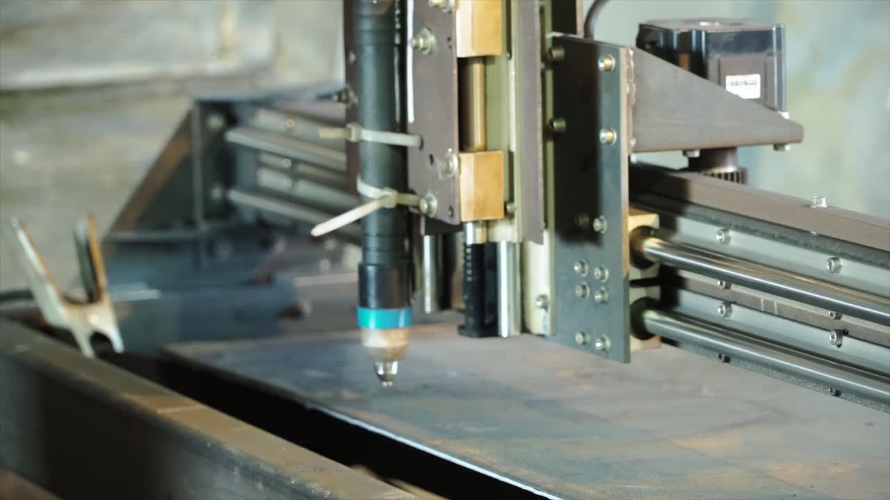 플라즈마 절단기 작동 중