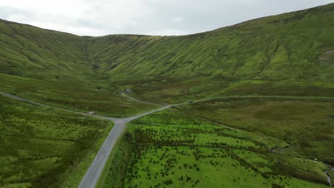 Disparo-De-Dron-De-Un-Automóvil-Que-Conduce-A-Lo-Largo-De-La-Carretera-Por-La-Herradura-De-Glenniff