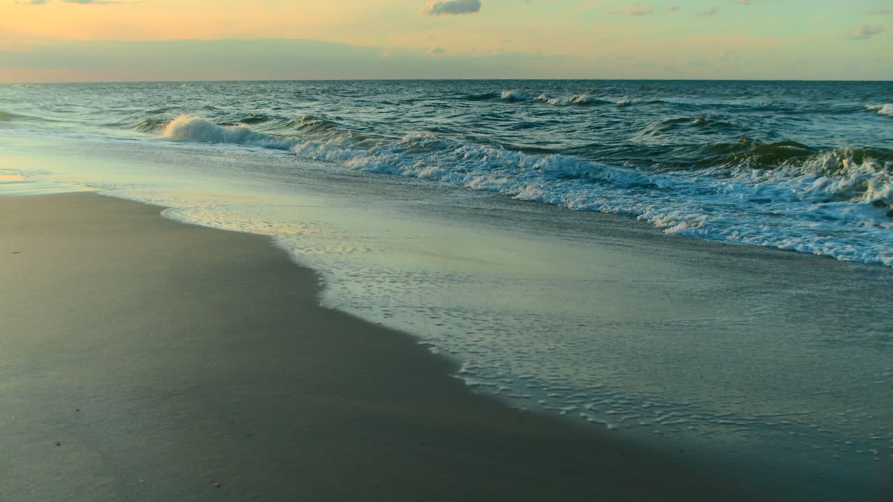 orilla del océano al amanecer en la playa de pensacola, florida