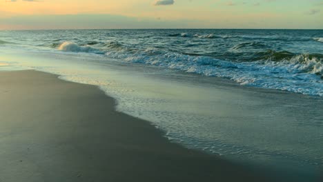 Ozeanufer-Bei-Sonnenaufgang-In-Pensacola-Beach,-Florida