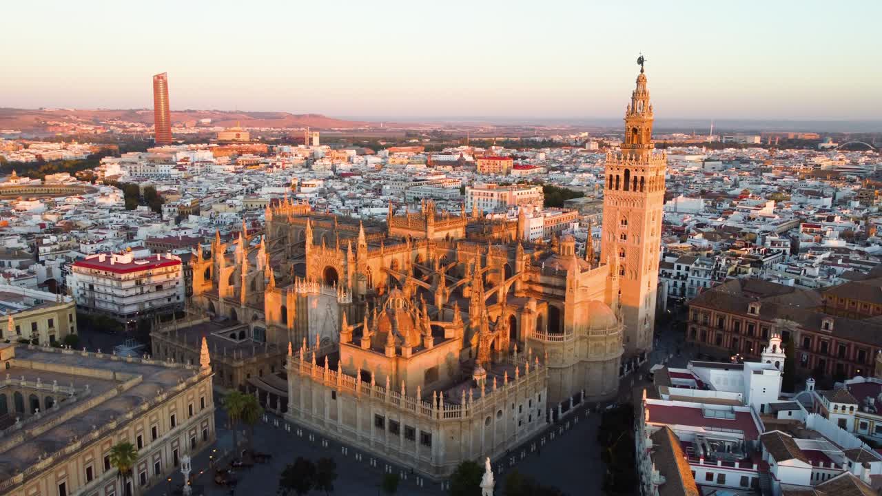 Catedral de Sevilla. Toma de dron de la hermosa ciudad española de Sevilla al amanecer, UHD, 4K.