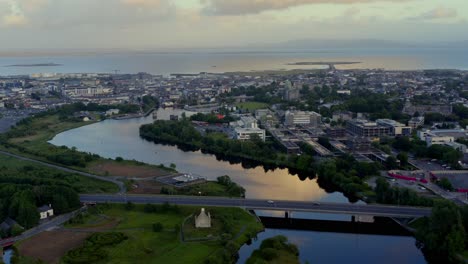 panorámica aérea sobre el castillo de terryland en las orillas del río corrib hacia la isla de mutton