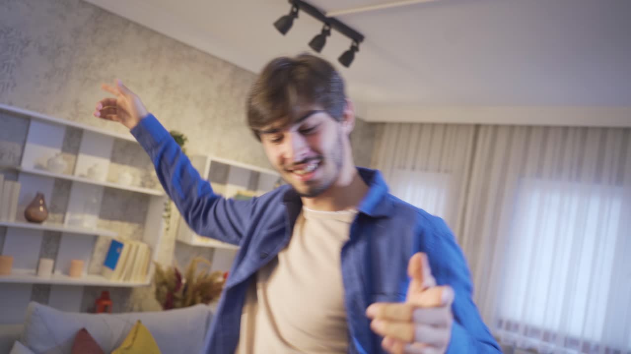 bailarina alegre divirtiéndose en el pasillo en casa bailando sola.