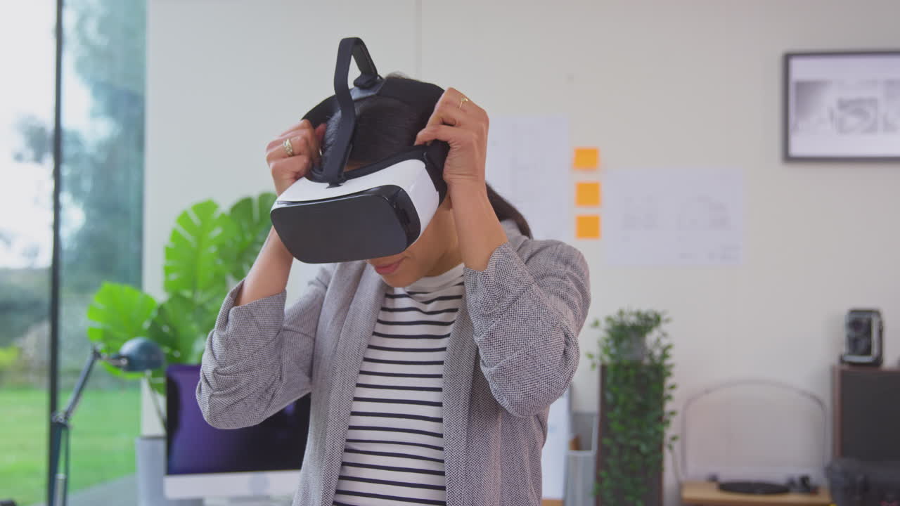 arquitecta femenina en la oficina usando auriculares vr para diseñar un nuevo edificio