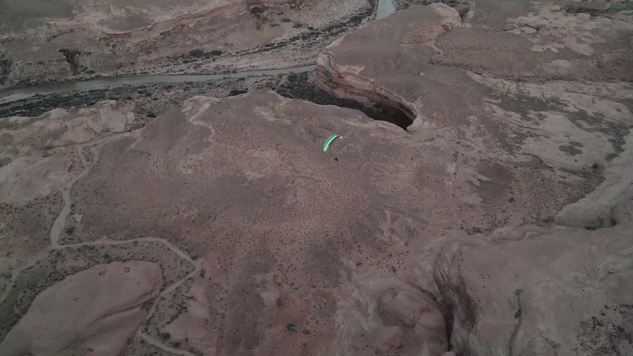 paramotor volando sobre las llanuras de utah, al sur de salt lake city