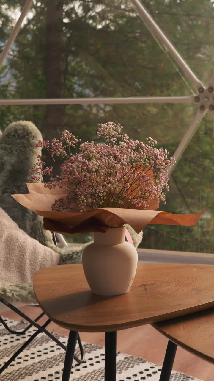 mesa de comedor con vista desde la ventana. lugar moderno para descansos de almuerzo. terraza de vidrio panorámica de una habitación de hotel con vistas a un amplio río y un denso bosque