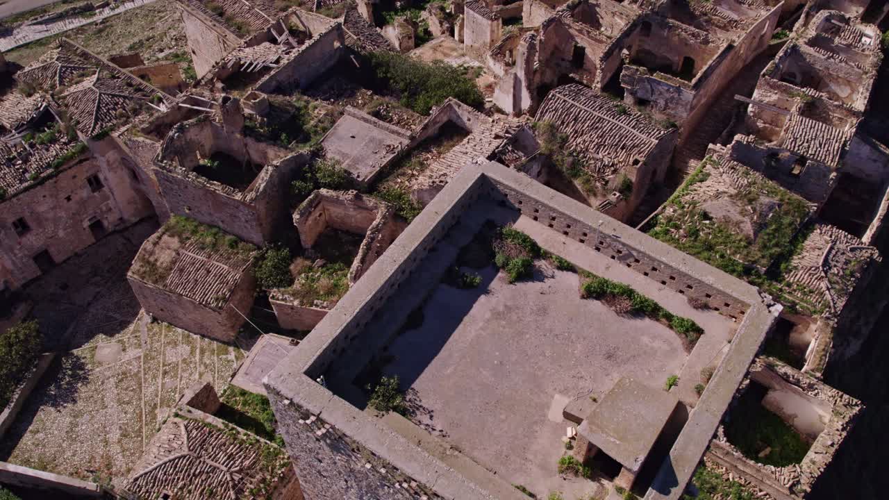 Stille forladt by med forfalden kirke, Craco, Matera, Italien