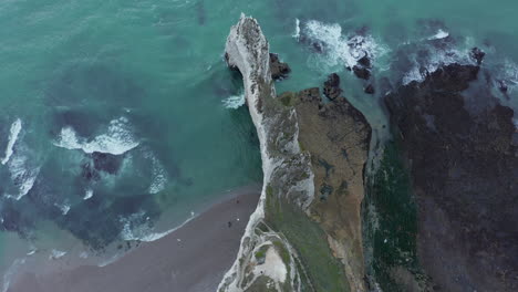 Beautiful-Establishing-Shot-of-Cliff-Shoreline-and-Rough-Ocean-Waves,-Etretat-Cliffs-in-France