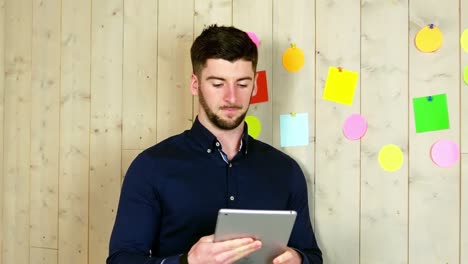ejecutivo de negocios que usa tableta digital