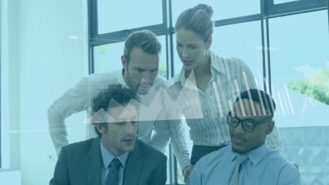 animación del procesamiento de datos financieros sobre diversas personas de negocios en la oficina