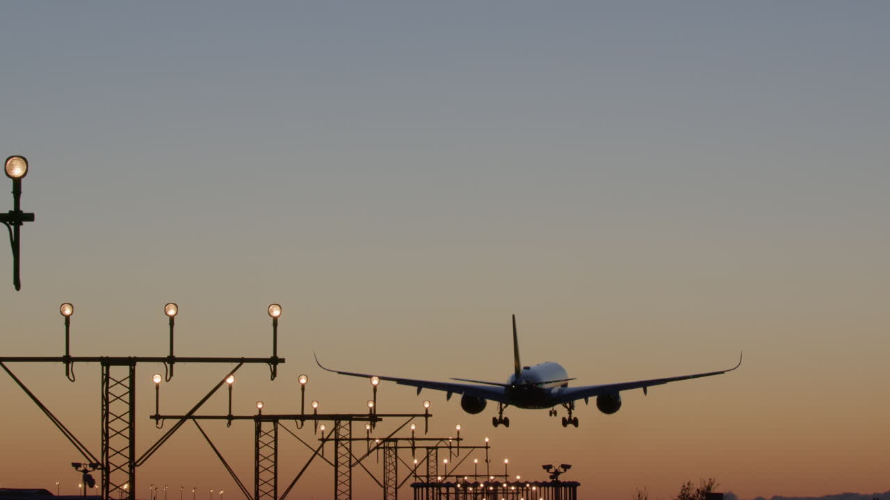 aterrizaje del avión al atardecer