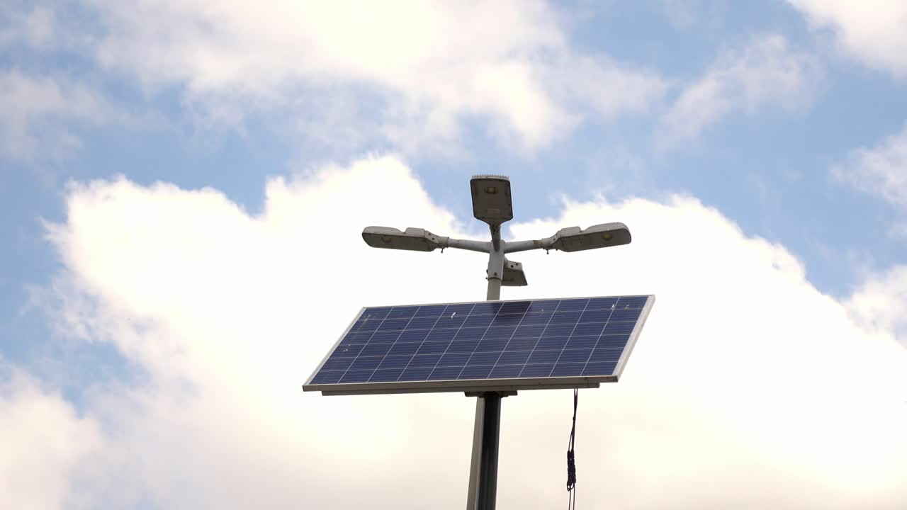 태양광으로 작동하는 거리 조명