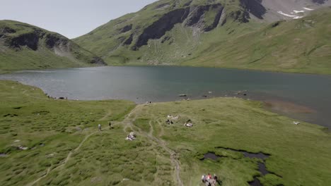 Rückwärts--Und-Vogelperspektive-Mit-Drohnenvideo-über-Den-Lake-Verney-Mit-Menschen,-Die-Einen-Schönen-Sonntag-Genießen