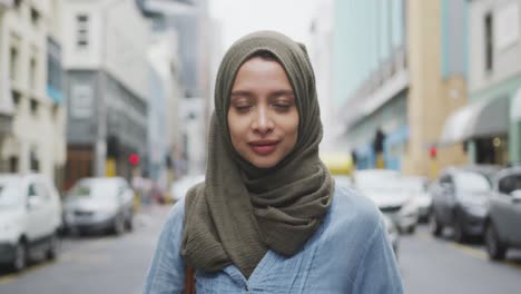 Mujer-Vistiendo-Hijab-Mirando-A-La-Cámara-Y-Sonriendo