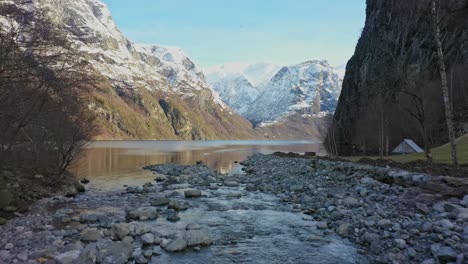 Pasando-Por-Encima-Del-Río-Undredal-Antes-De-Volar-Sobre-Aurlandsfjorden-Al-Amanecer-De-Invierno---Antena-Noruega